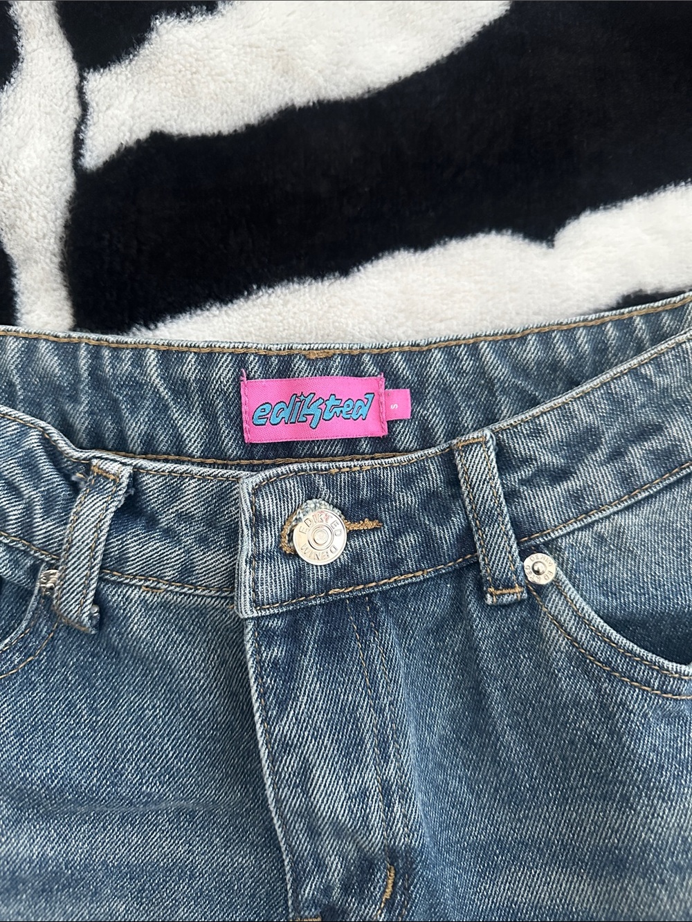 Edikted Jeans with Stripes - Picture 2 of 3
